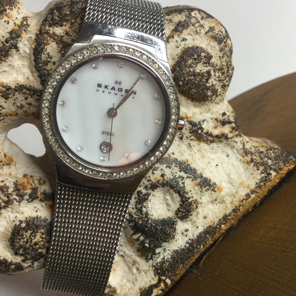 SKAGEN WOMENS GLITZ MOTHER OF PEARL DIAL WATCH EUC